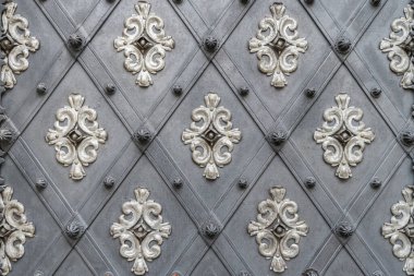 Eski bir kapı dekorasyonu olarak metal süsleme resmi