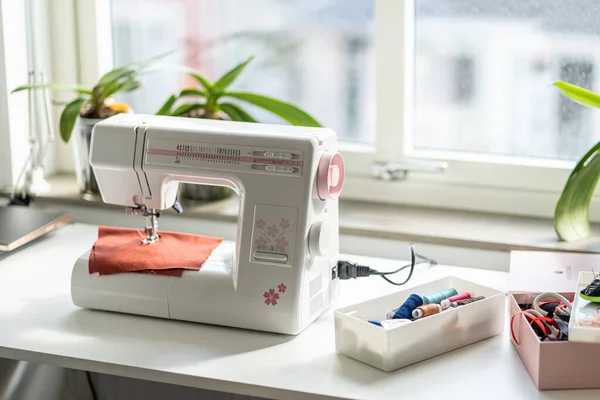 Image Sewing Machine White Table Fron Window — Stock Photo, Image