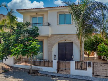 Çağdaş beyaz villaların ve Kıbrıs evlerinin görüntüsü