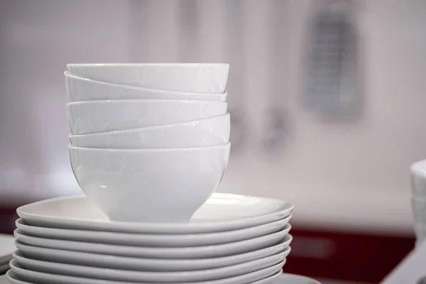 厨房里背景模糊的白盘碗 — 图库照片