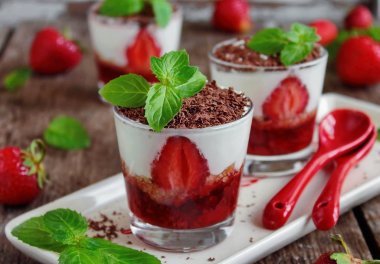 Bir bardak taze çilek ile tiramisu