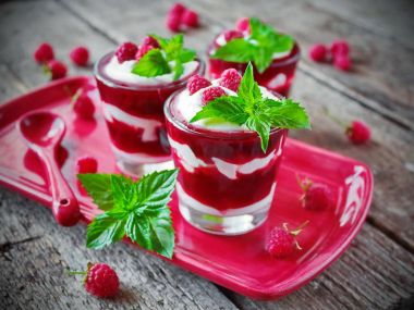 Ahududu tatlı krema bir cam ile