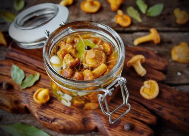 kavanoz çekilen chanterelles ve taze mantar