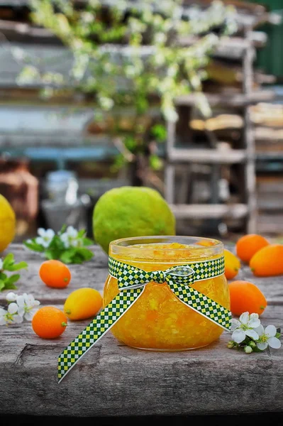 Marmeladă de portocale într-un borcan de sticlă cu fructe proaspete — Fotografie, imagine de stoc