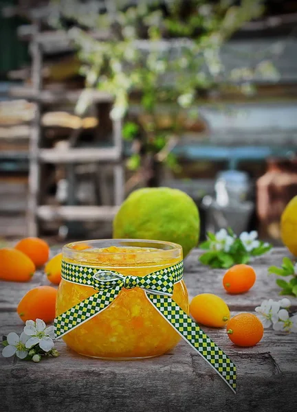 Marmeladă de portocale într-un borcan de sticlă cu fructe proaspete — Fotografie, imagine de stoc