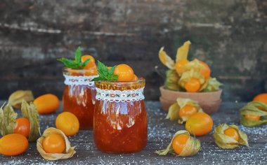 physalis ve eski ahşap masa portakal reçeli