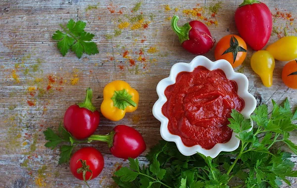 在一个锅里的自制番茄酱 — 图库照片