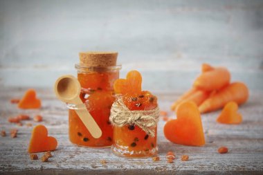 ev yapımı havuç reçeli cam kavanozda