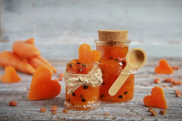 Самодельное варенье из моркови в стеклянной банке — стоковое фото