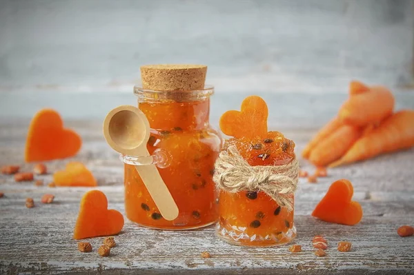 Самодельное варенье из моркови в стеклянной банке — стоковое фото