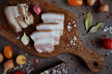 Dilim pastırma, baharatlar ve taze sebze. Döş. Ahşap bir gemide