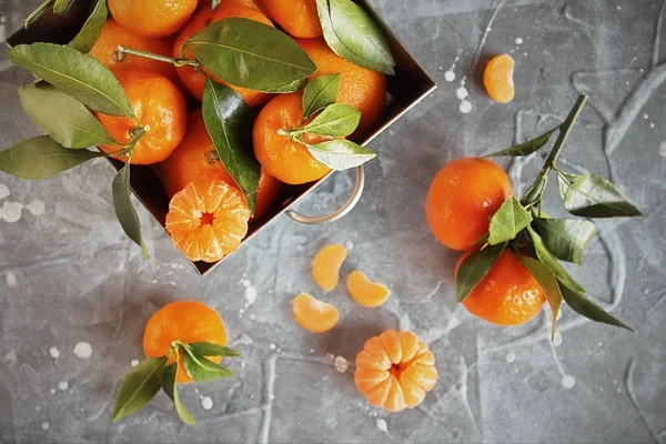 Mandarine Proaspete Frunze Într Coș Oțel Piatră Gri Mandarină Decojită — Fotografie, imagine de stoc