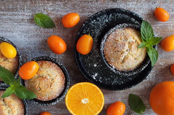 Prăjituri Portocalii Brioșe Blatul Vechi Portocale Proaspete Kumquats Vedere Sus — Fotografie, imagine de stoc