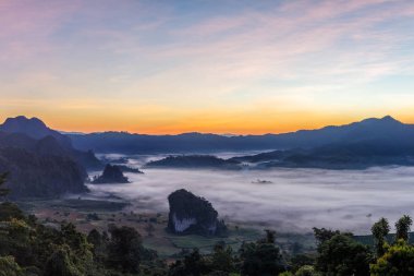 Bir seyahat yer Phayao il, Tayland Phu Langka Milli Parkı, sabah sis ile güzel gündoğumu