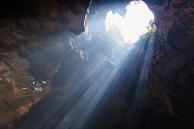 Sunbeam mağara khao luang dağ Phetchaburi Eyaleti, Tayland at. ortak konum
