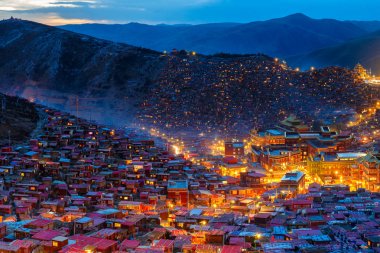 Üstten Görünüm gece olay yerinde Larung gar (Budist Akademisi) de Sichuan, Çin