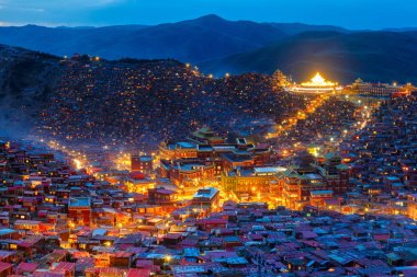 Üstten Görünüm gece olay yerinde Larung gar (Budist Akademisi) de Sichuan, Çin