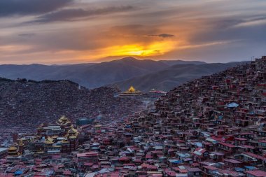 Üstten Görünüm Manastırı Larung gar (Budist Akademisi) zamanında günbatımı, Sichuan, Çin