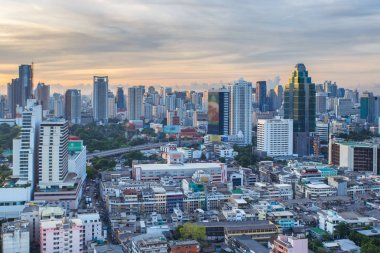 Bangkok Cityscape, iş bölgesi ile yüksek bina güneşli gün, Bangkok, Tayland