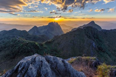 Dağlar ve günbatımı zaman, Doi Luang Chiang Dao, Chiang Mai Province, Tayland yüksek dağ manzaraya sis tabakası