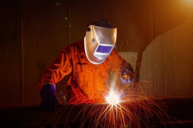 Kaynak depo endüstriyel metal koruyucu maske ile çalışan.