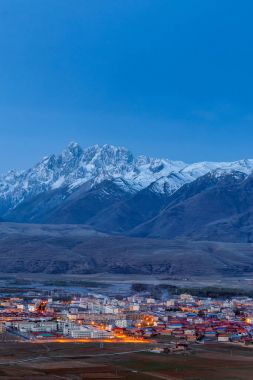Köy inclose dağ Ganzi, Sichuan, Çin ünlü dönüm noktası.