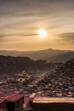 Üstten Görünüm Manastırı Larung gar (Budist Akademisi) zamanında günbatımı, Sichuan, Çin