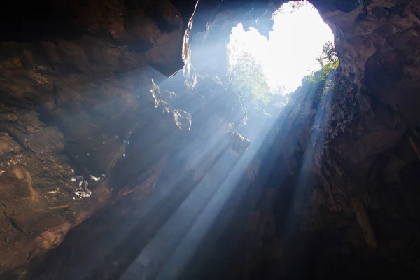 Sunbeam w jaskini khao luang góry w prowincji Phetchaburi, Tajlandia. Lokalizacja publiczna — Zdjęcie stockowe