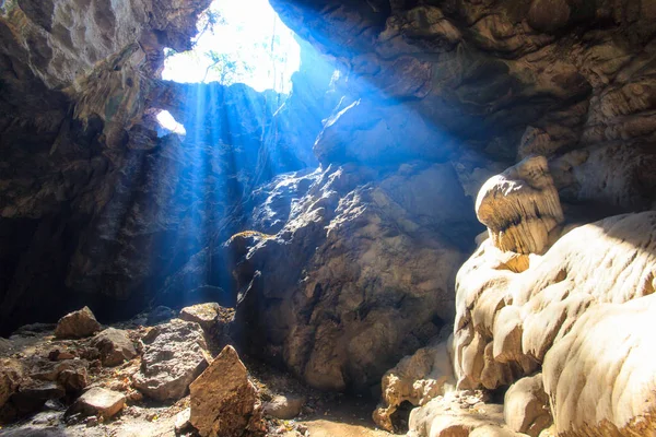 Sunbeam w jaskini khao luang góry w prowincji Phetchaburi, Tajlandia. Lokalizacja publiczna — Zdjęcie stockowe
