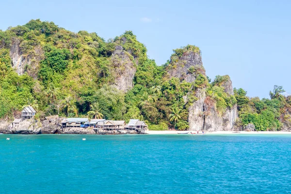 チュンポン県、タイ、タイの湾にランカ ユダヤ人島 It に小さな漁村があります。 — ストック写真