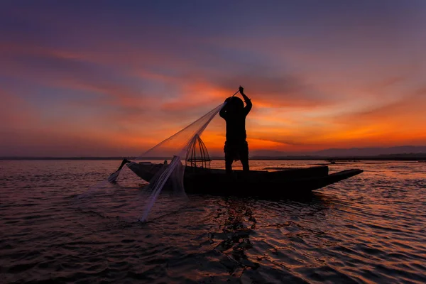 Sylwetka tradycyjnych rybaków rzucanie łowienie ryb inle lake, Myanmar — Zdjęcie stockowe