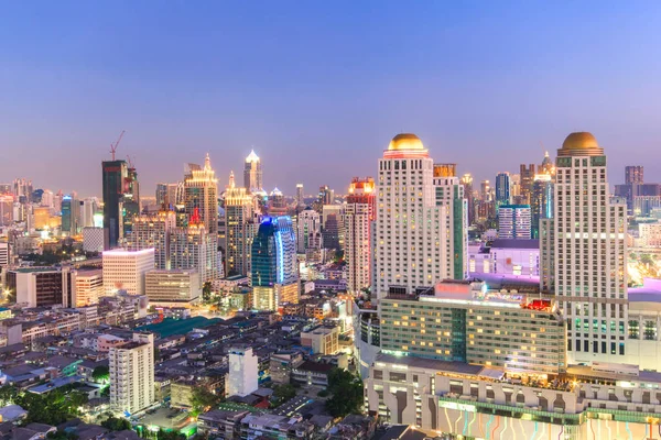 Widok z lotu ptaka panoramę Bangkoku w porze nocnej i wieżowce midtown Bangkok — Zdjęcie stockowe