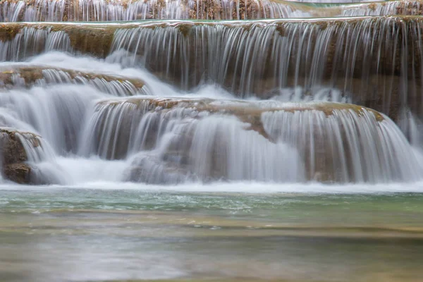Cachoeira e fluxo verde na floresta Tailândia — Fotografia de Stock