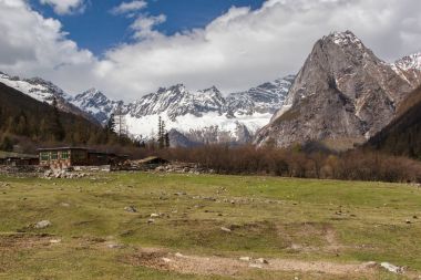 Dört kız dağ (Mt. Siguniangshan) manzara alanı Batı Çin ve Qiang Özerk İli, Sichuan Eyaleti, Çin bulunan bir bozulmamış vahşi parkıdır