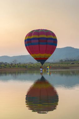 Sıcak hava renk balon üzerinde göl günbatımı zamanı, Chiang Rai Eyaleti, Tayland ile