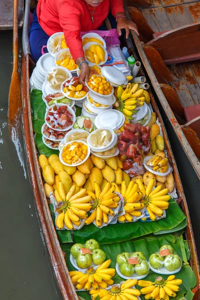 Damnoen saduak plovoucí trh ve městě ratchaburi poblíž bangkok, Thajsko — Stock fotografie