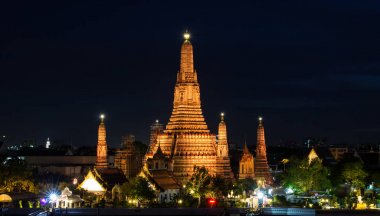 Atmosfer Tay tapınak (Wat Arun) gece