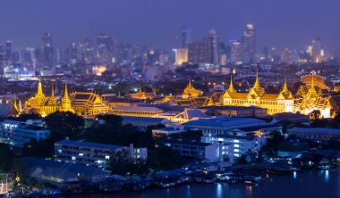 Grand Palace ve Emerald Buddha Tapınağı (Wat Phra Kaew) twilight zaman, Bangkok, Tayland