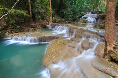 Derin orman şelale Kanjanaburi Tayland