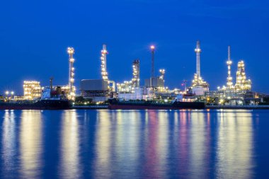 Petrol rafinerisi Nehri alacakaranlık zaman (Bangkok, Tayland)