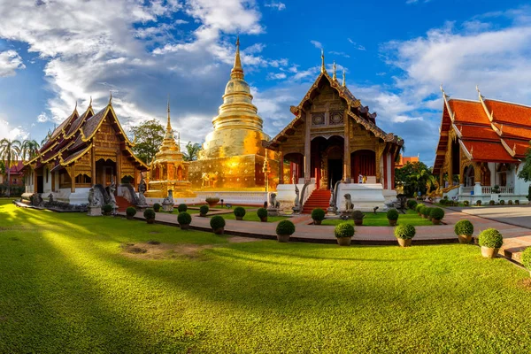Wat Phra Singh está localizado na parte ocidental do centro da cidade velha de Chiang Mai, Tailândia — Fotografia de Stock
