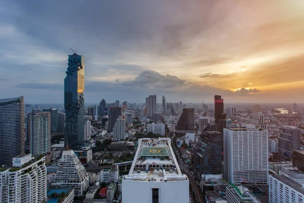 Üstten Görünüm Bangkok finans bölgesine, işletme binası ve alışveriş merkezi Güneydoğu Asya