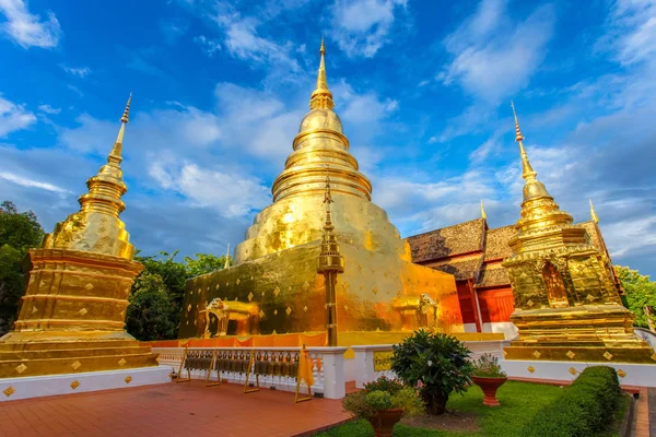 Wat phra singh liegt im westlichen Teil des alten Stadtzentrums von chiang mai, Thailand — Stockfoto