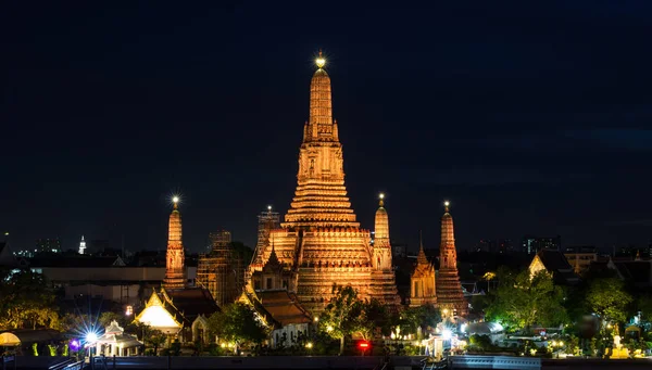 Atmosfera templo tailandês (Wat Arun) à noite — Fotografia de Stock