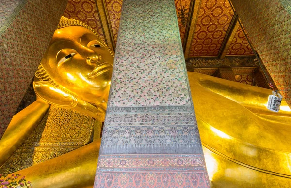 Uzanmış altın buddha heykeli, wat pho, bangkok, Tayland — Stok fotoğraf
