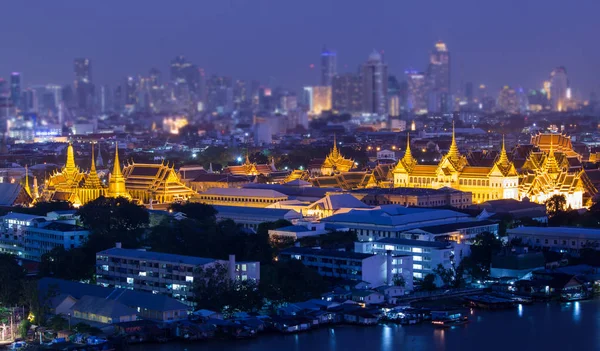 Gran Palacio y Templo de Buda Esmeralda (Wat Phra Kaew) al anochecer, Bangkok, Tailandia —  Fotos de Stock