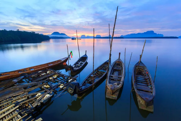 Wioska rybacka i wschód słońca w Samchong-tai, Phangnga, Tajlandia — Zdjęcie stockowe