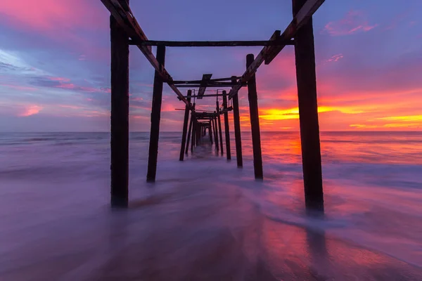 Ponte di legno rotto e onde che si infrangono in mare durante il tramonto, Phangnga, Thailandia — Foto Stock