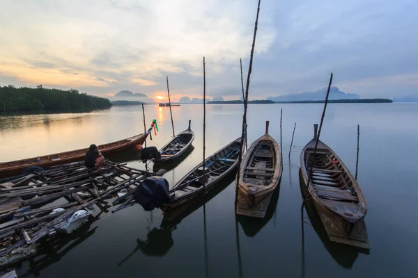 Ψαροχώρι και το ξημέρωμα Samchong-tai, Phangnga, Ταϊλάνδη — Φωτογραφία Αρχείου