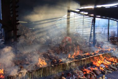 Chonburi - Nisan 19: hala yapmak Yakılan dolgulu malzemeler bambu tüpleri ile yaşlı kadın Tay tutmak için Hindistan cevizi kabuğu Nisan'da 19,2014 içinde Chonburi, Tayland Kültür.